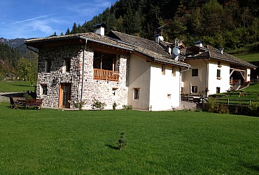 Case con appartamenti Castello-Molina di Fiemme fraz. Predaia: Maso Toneto - Paolo Delmarco