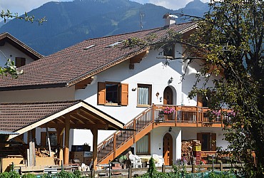 Casa Franca - Cavalese - Abbiamo il piacere di proporLe un nuovissimo appartamento  a Cavalese  in  Val di Fiemme, a 1.000 metri di altitudine,  a piano terra in una casa unifamiliare, situata in zona tranquilla seppur vicina al centro e soleggiata. Poco distante dal parco giochi, dal Parco della Pieve, alla piscina coperta, allo stadio coperto di pattinaggio, dagli impianti sciistici del Cermis e Pampeago-Obereggen con le piste da sci di fondo dei Mondiali. Fermata skibus a 50 mt. Punto ideale per escursioni in montagna e con la pista ciclabile nelle vicinanze.
Internet WI-FI.
Ideale per famiglie numerose, viene affittato anche  per coppie o nuclei famigliari di 3/4 persone
L’APPARTAMENTO (100 mq) è dotato di 3 stanze matrimoniali e 1 a due letti singoli, 2 bagni con doccia, cucina con soggiorno,  2 balconi,   TV, Internet WI-FI, lavatrice, deposito sci e scarponi/biciclette , 2 posti auto con giardino privato.
