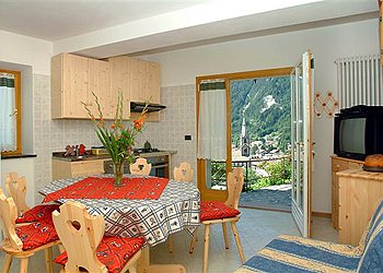 Appartamento a Predazzo. L'appartamento con 2 camere da letto per 4/6 persone oppure con 4 camere da letto è per 8/10.
Cauzione 200 euro per 2 camere, 400 per 4 camere.
La prenotazione sarà valida solo con versamento di un acconto variabile.