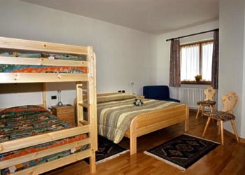 Appartamento a Predazzo. Appartamento con 2 camere da letto, 1 bagno,1 soggiorno con angolo cucina e divano letto o con 4 camere: 2 bagni, 2 soggiorni con angolo cottura.