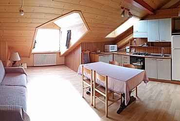 Appartamento a Predazzo. <p>L'appartamento (56 mq) è realizzato in mansarda. Dal grande abbaino finestrato su tre lati, si gode una splendida vista sulle montagne del Lagorai.
<p>The apartments have been recently restored and are furnished to give a welcoming, rustic feel.
