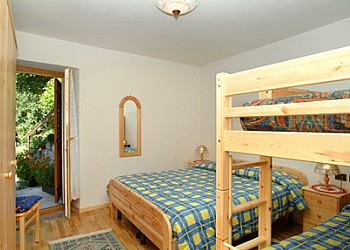 Appartamento a Predazzo. Camera matrimoniale con grande letto a castello (2,10 x 1,10 metri )