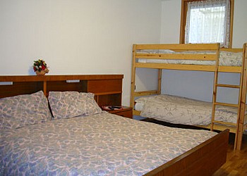 Appartamento a Predazzo. 1 camera con letto matrimoniale e letto a castello in legno massiccio (due letti singoli grandi 2,10 x 1,10)