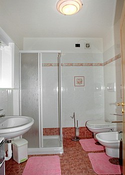 Appartamento a Predazzo. Bagno con doccia e lavatrice.