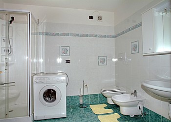 Appartamento a Predazzo. Bagno con doccia e lavatrice.