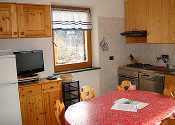 Appartamento a Predazzo. Grande soggiorno con: lavastoviglie da 12 persone, TV Satellitare, frigo, congelatore, forno elettrico, stoviglie per 8/10 persone, 2 poltrone letto con doghe e materassi in lattice.