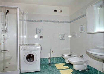 Appartamento a Predazzo. Bagno con lavatrice.