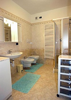 Appartamento a Predazzo. Bagno con lavatrice.