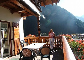 Appartamento a Predazzo. Terrazza panoramica con tavolo esterno