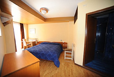 Appartamento a Predazzo. <p>1^ camera matrimoniale
(con possibilità di aggiungere un 3° letto)<p>1st bedroom
(with possibility of adding a 3rd bed)