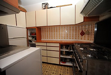 Appartamento a Predazzo. <p> la cucina è completa di stoviglie e di tutti gli elettrodomestici: frigo, freezer, fuochi, forno, forno a microonde cappa e lavastoviglie.