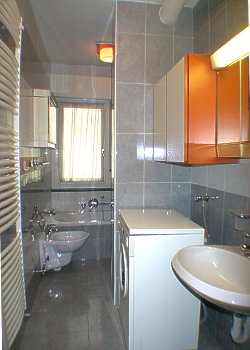 Appartamento a Predazzo. <p>bagno con vasca e lavatrice<p>2nd bathroom, fully renovated, equipped with bathtub and washing machine