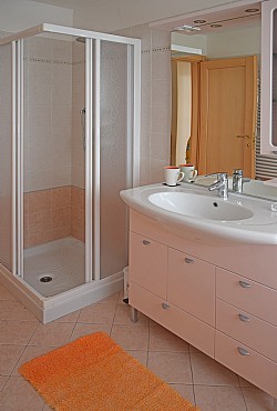 Casa Franca - Bagno con doccia finemente rifinito, completo dell''appartamento.